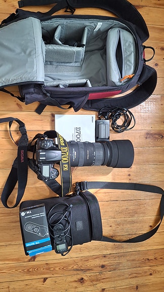 Nikon D700 digitaalikamera telezoom-objektiivilla
