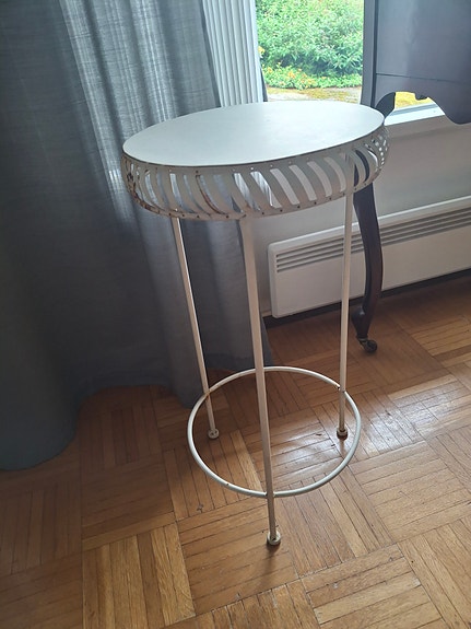 Pieni metallinen pöytä esim terassille