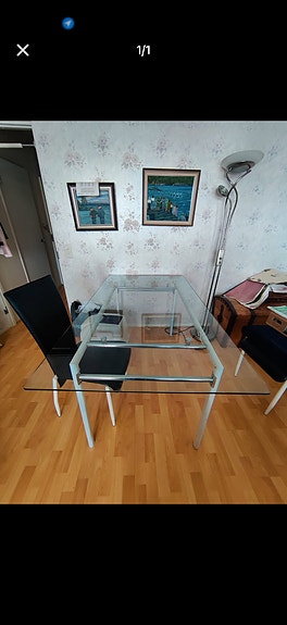 Lasinen ruokapöytä