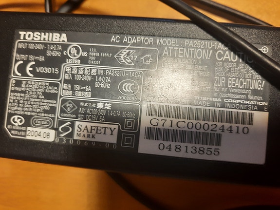 Toshiba Qosmio kannettava + laturi + suojakotelo