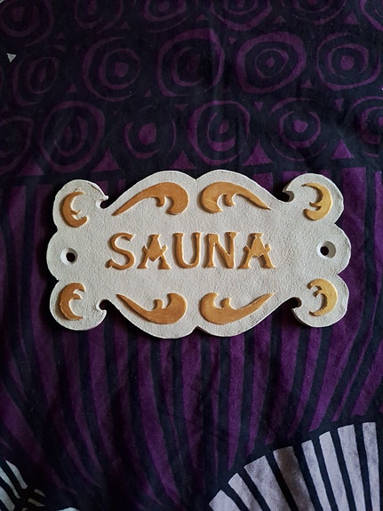 Käsityönä sauna-kyltti
