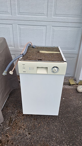 Zanussi astianpesukone tason alle valkoinen