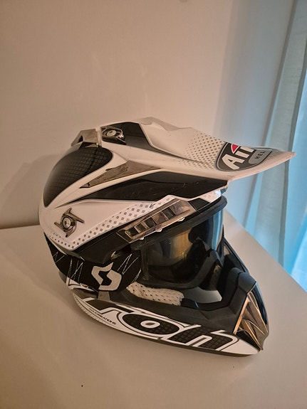 Airoh motocross-kypärä + Scott ajolasit
