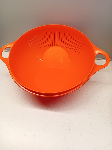 Tupperware oranssi siivilä