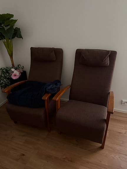 Ruskeat nojatuolit puujaloilla