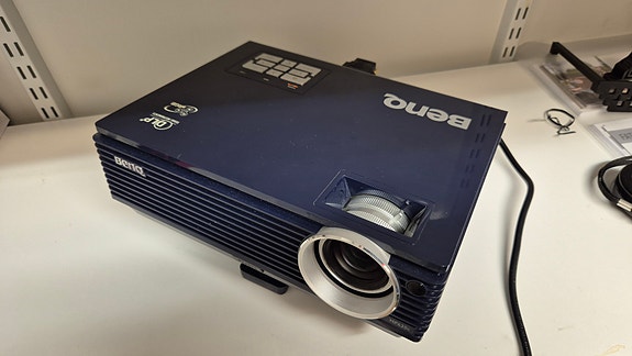 BenQ MP620c -projektori, toimiva ja testattu