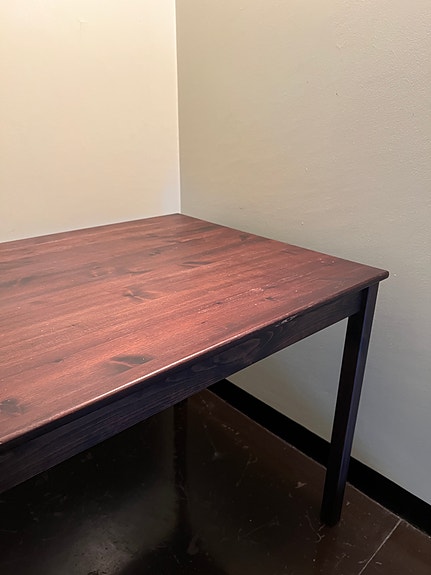 Puinen Ikea-pöytä
