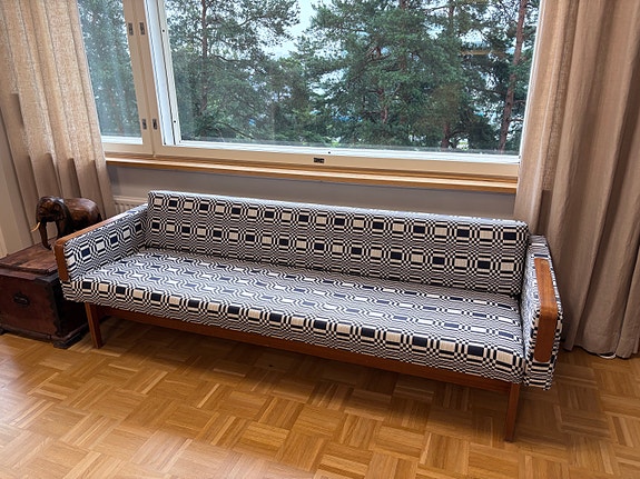 Sohva/vuodesohva 1960-luvulta Johanna Gullichsenin kankaalla