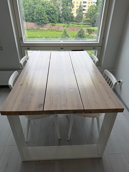 Neljän hengen ruokapöytä