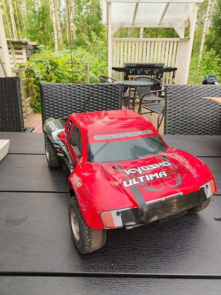 Kyosho Ultima radio-ohjattava auto