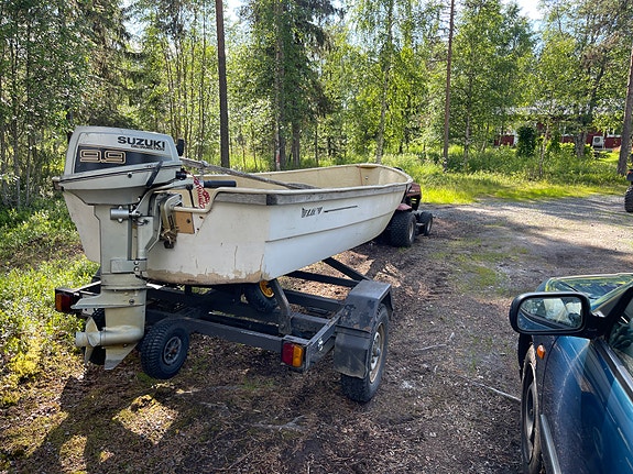 Myydään lohi vene ja siinä oleva 9.9 suzuki