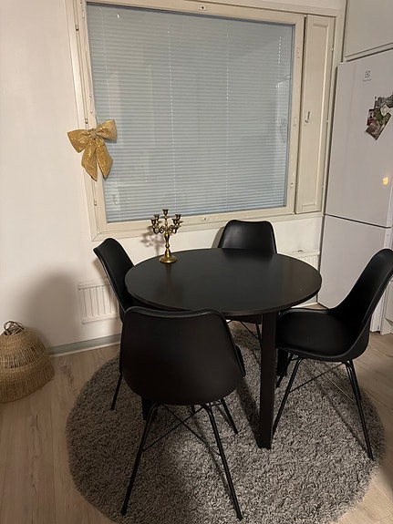Pöytä ja tuolit