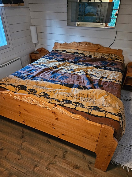 160cm sänky ja yöpöydät