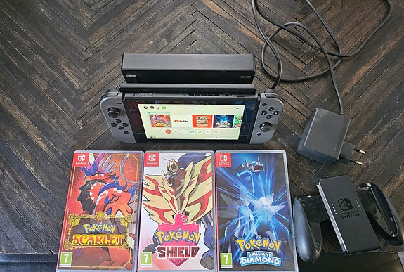 Nintendo Switch + 3 Pokémon peliä.