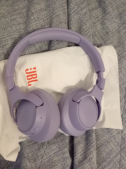 JBL Bluetooth kuulokkeet.