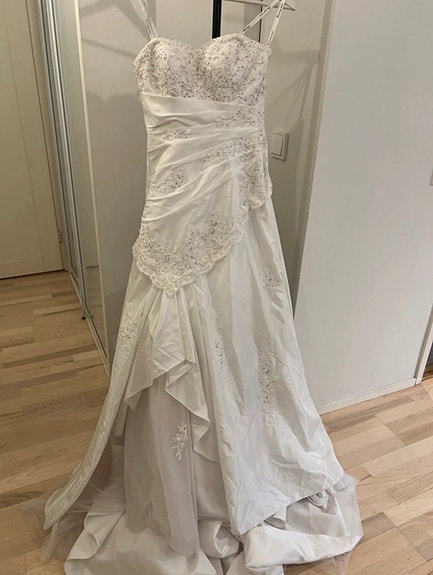 Sincerity Bridal hääpuku, helmikirjailu + nyöritys/vetoketju (koko 4