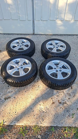 Toyota yaris -22 alumiinivanteet hakkapeliitta 9 nastarenkailla