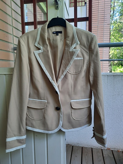 Beige-valkoinen bleiseri kesätakki. Kokoa 40/L