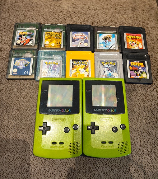 Myydään 2 Gameboy coloria + 10 peliä