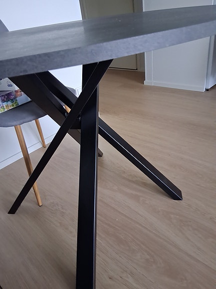 Ruokapöytä ja neljä tuolia