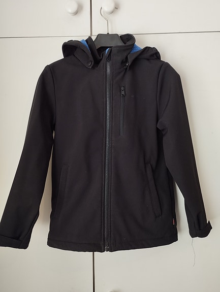 134 cm musta softshell takki