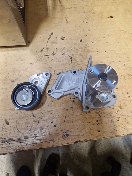 Ford focus mk2 vesipumppu ja kiristinpyörä