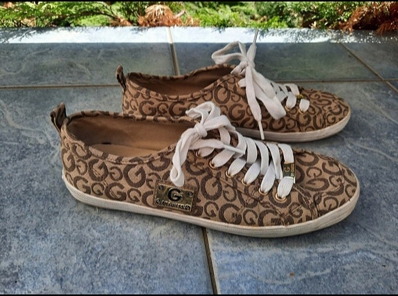 Guess ruskeat tennarit. Koko n.39,5.,.,