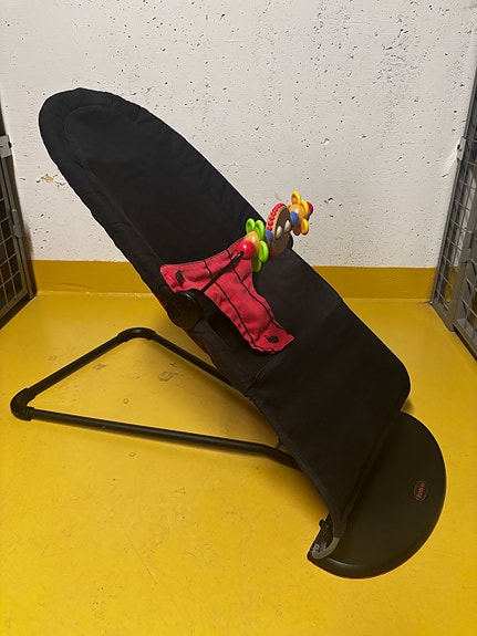 BabyBjörn sitteri lelukaarella