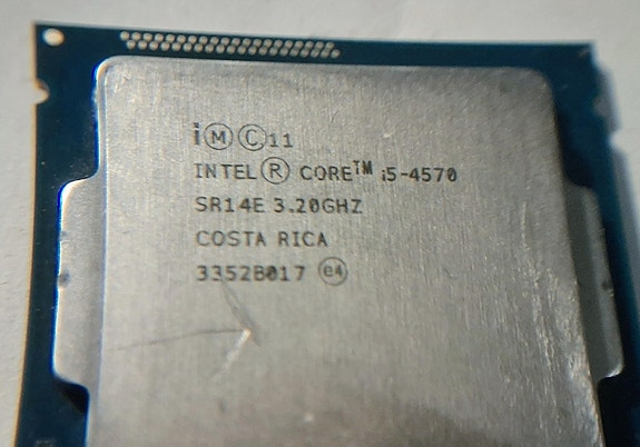 Intel i5 ja Intel 04 pentium prosessori sekä 2 kingston muistikampaa