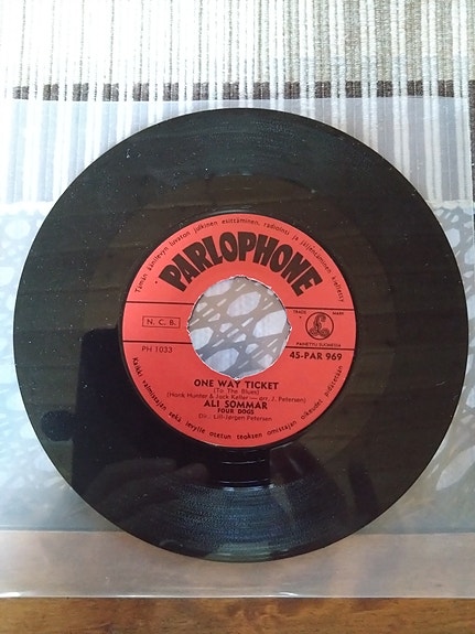 Ali Sommar & Four Dogs 7" One way ticket