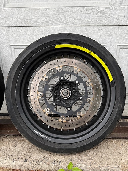 Husqvarna 701 , KTM 690 supermotovanteet