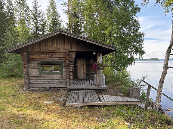 Hirsinen rantasauna(savusauna) kiukaalla siirrettäväksi