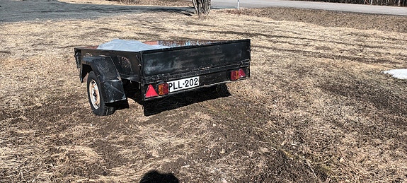 Musta peräkärry jarruton pienkärri