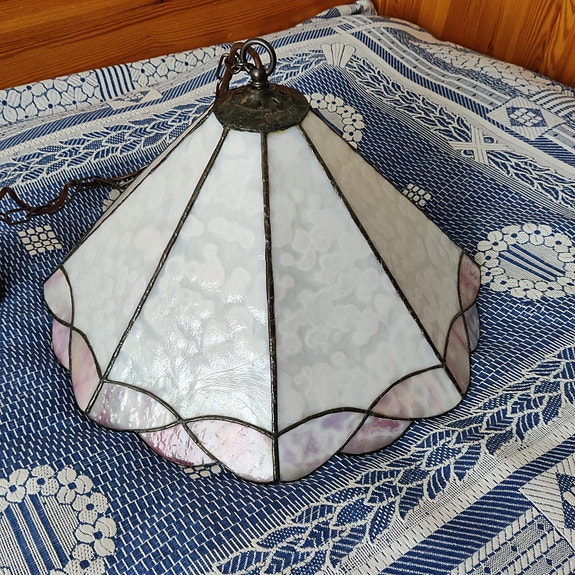 Tiffany-tyylinen kattovalaisin