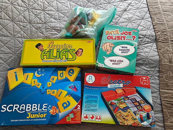 Lasten lautapelit: Junior Alias, Scrabble Junior, Electro ja Entä jos olisit