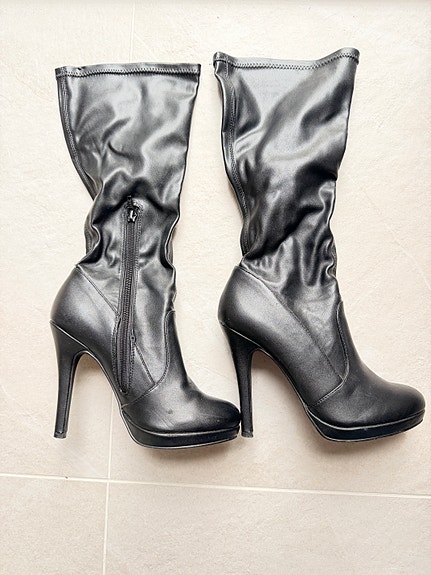 Naisten mustat korkokengät saappaat koko 38 / Black heeled boots