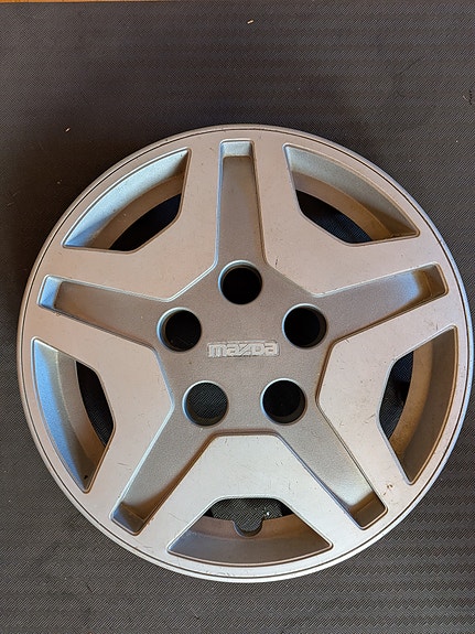 Pölykapseli Mazda