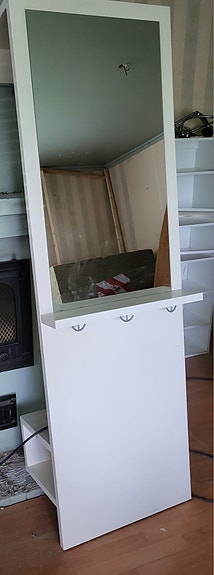 Kaappi peilillä. Hengarikaappi, naulakkokaappi