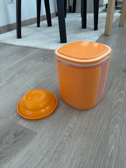 Tupperware säilytysrasia 2kpl / purkki / keittiöväline / keittiötarvike / astia