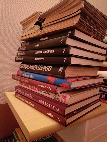 Sekalainen kirjapaketti ja Valitut Palat -lehtiä