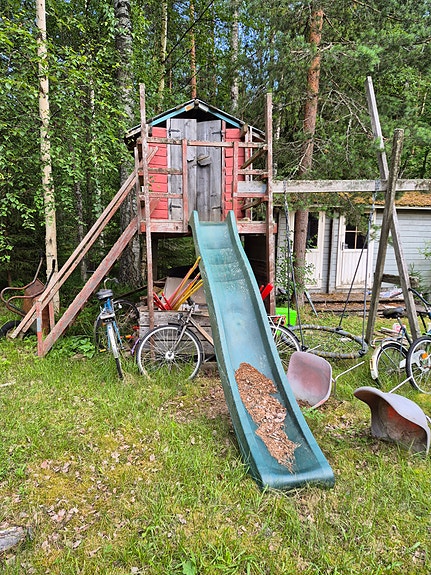 Lasten mökki ja liukumäki