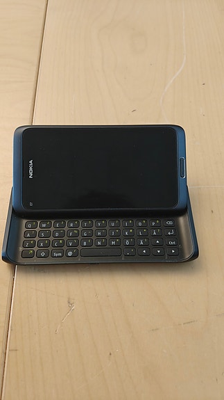 Nokia E7-00 Kommunikaattori alkuperäisessä pakkauksessa