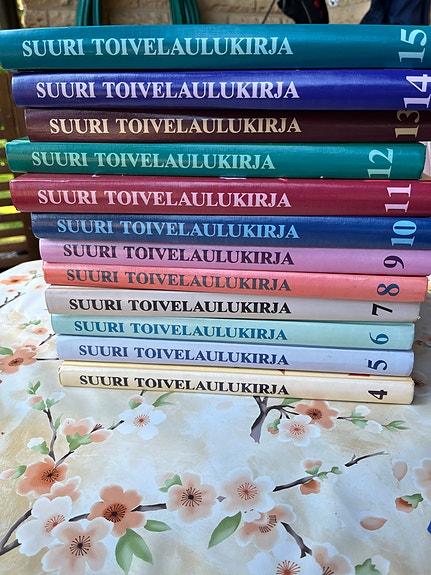 Suuri toivelaulukirja -kirjasarja  osat 4-15