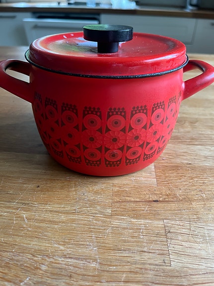 Punainen emalikattila