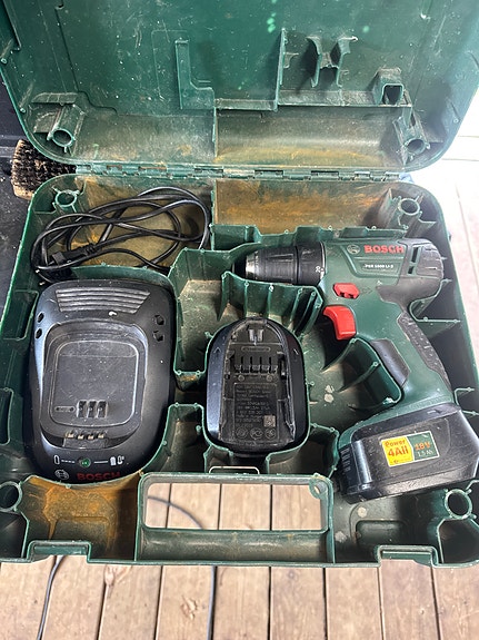 Bosch PSR 1800 LI-2 akkukonepaketti kahdella akulla