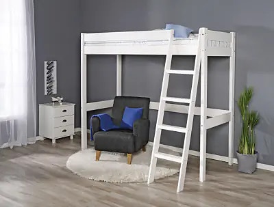 Valkoinen parvisänky tikkailla