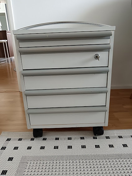 Laatikosto työpöydän alle