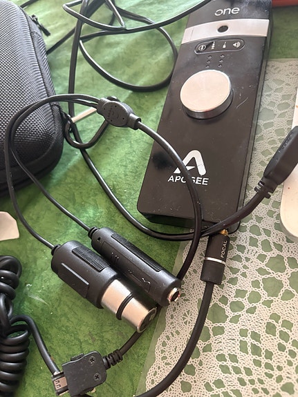 Apogee One äänikortti ja kaapelit