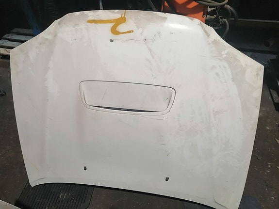 Toyota Caldina konepelti ja puskuri