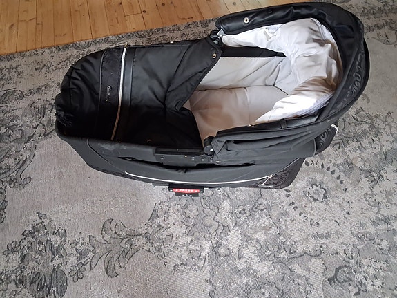 Emmaljunga City Bassinet Supreme -vaunukoppa, siistikuntoinen